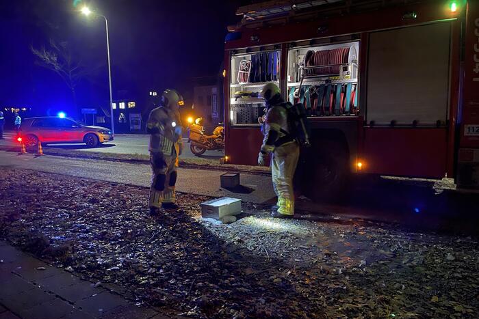 Brandweer blust brand in schoorsteen