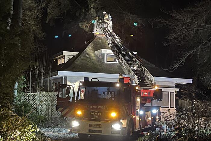 Brandweer blust brand in schoorsteen