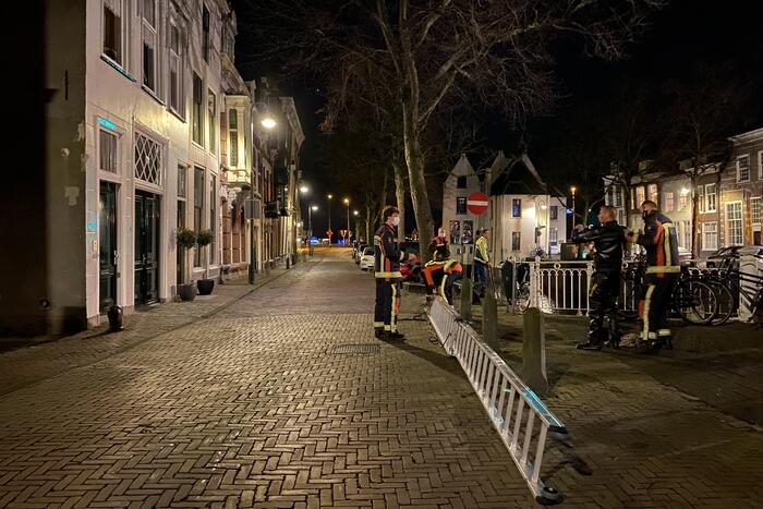 Brandweer redt kat uit het water