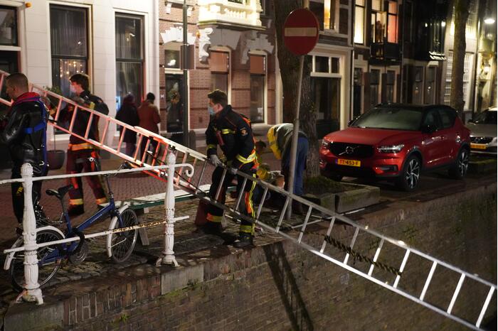 Brandweer redt kat uit het water