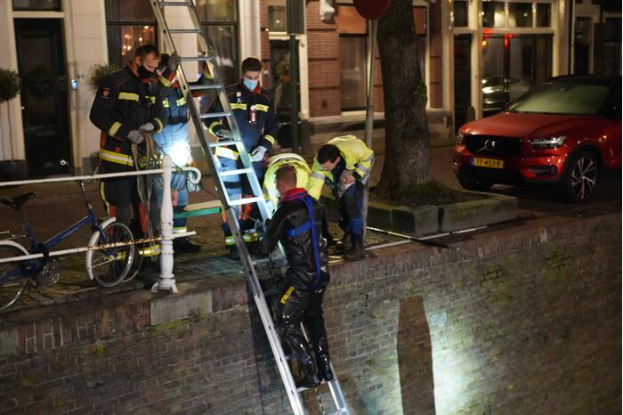 Brandweer redt kat uit het water