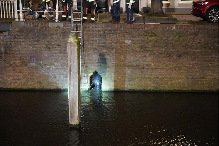 Brandweer redt kat uit het water