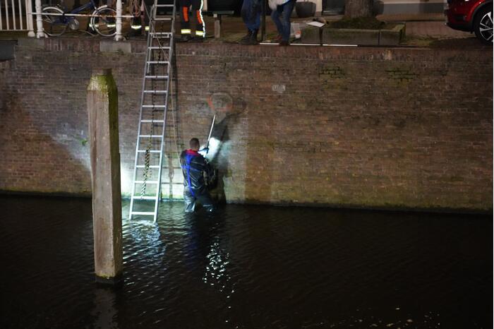 Brandweer redt kat uit het water