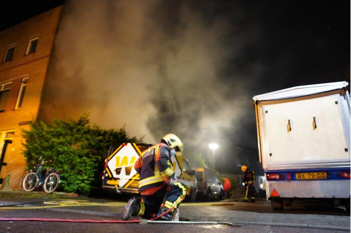 Flinke brand in een schuur tegen de woning
