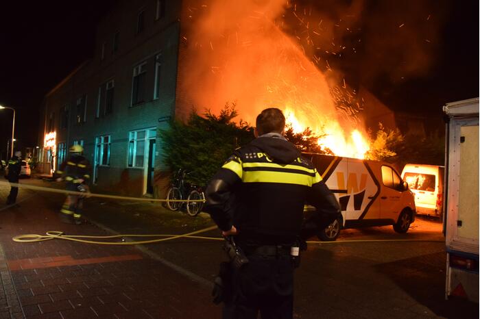 Flinke brand in een schuur tegen de woning