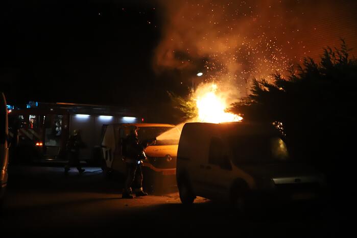 Flinke brand in een schuur tegen de woning