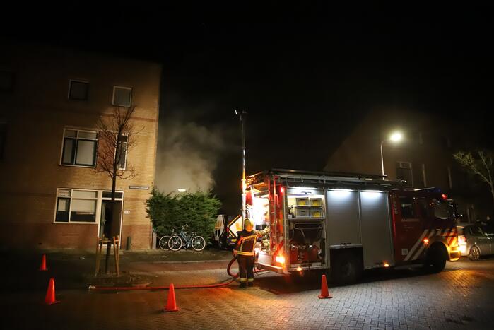 Flinke brand in een schuur tegen de woning