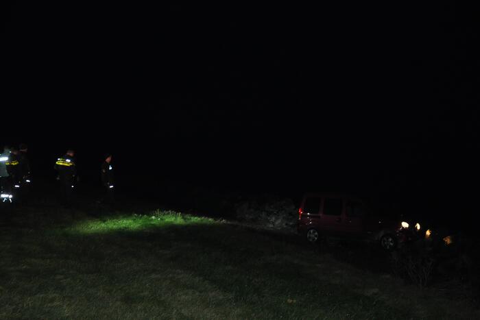 Dronken automobilist rijdt talud af