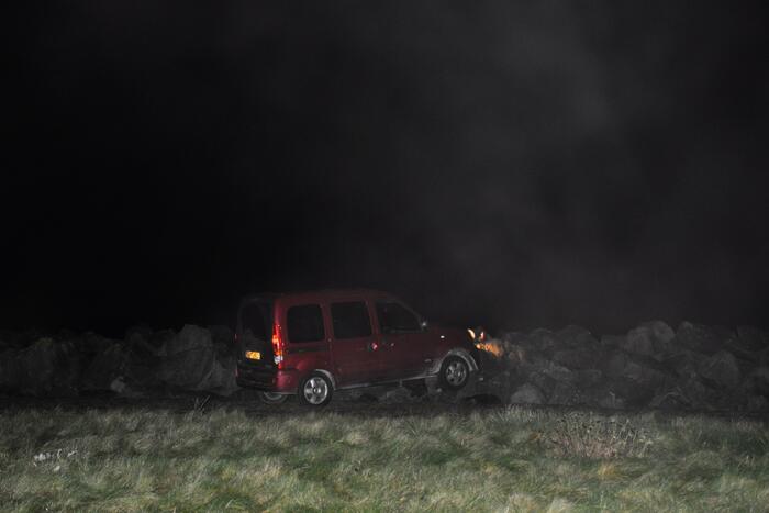 Dronken automobilist rijdt talud af