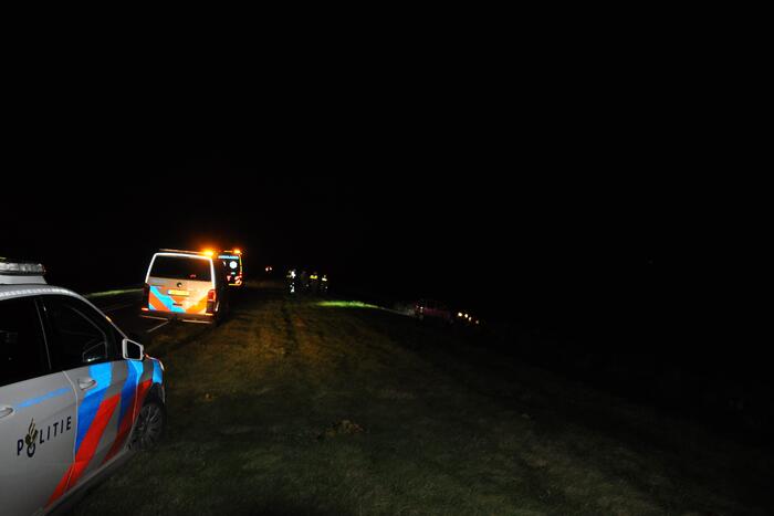 Dronken automobilist rijdt talud af