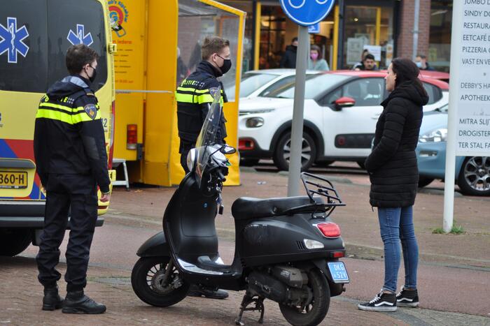 Jonge dame op scooter gaat onderuit