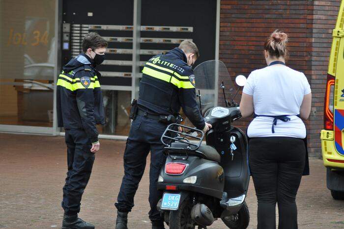 Jonge dame op scooter gaat onderuit
