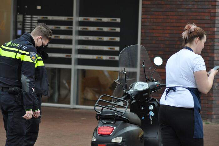 Jonge dame op scooter gaat onderuit