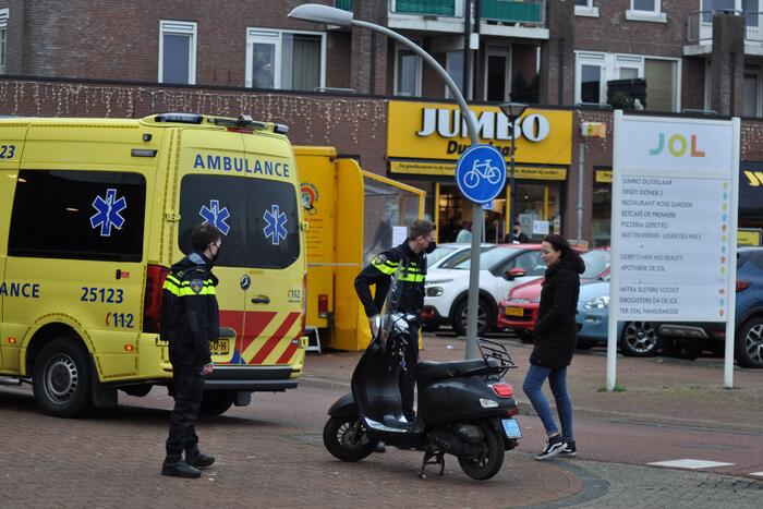 Jonge dame op scooter gaat onderuit