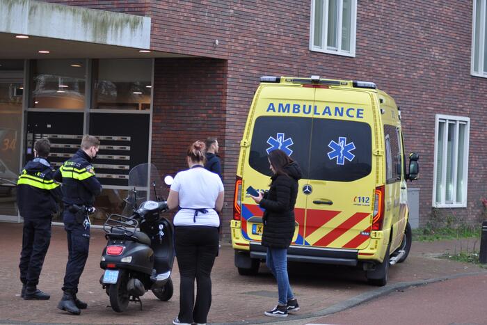 Jonge dame op scooter gaat onderuit