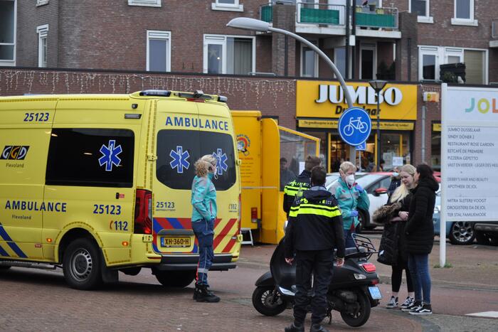 Jonge dame op scooter gaat onderuit