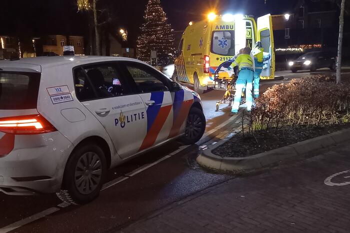 Vrouw op fiets aangereden op rotonde