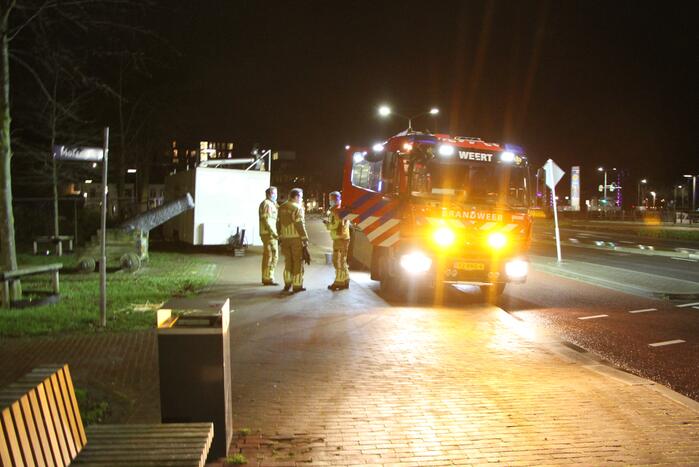 Brandweer blust met twee emmers water