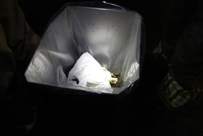 Brandweer blust met twee emmers water