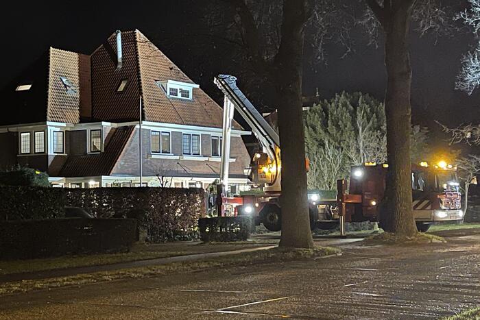 Brandweer blust brand in schoorsteen