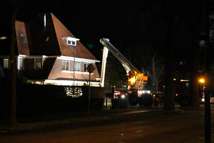 Brandweer blust brand in schoorsteen