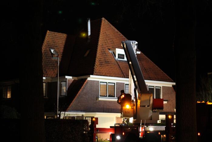 Brandweer blust brand in schoorsteen