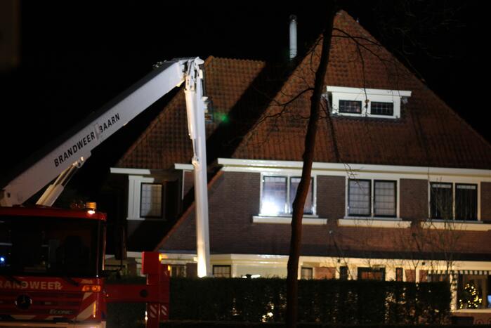 Brandweer blust brand in schoorsteen