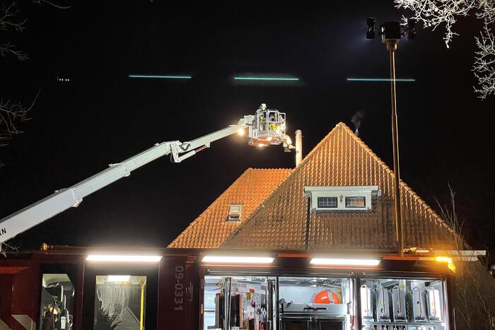 Brandweer blust brand in schoorsteen