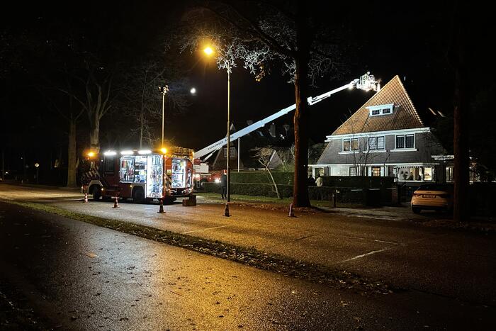 Brandweer blust brand in schoorsteen
