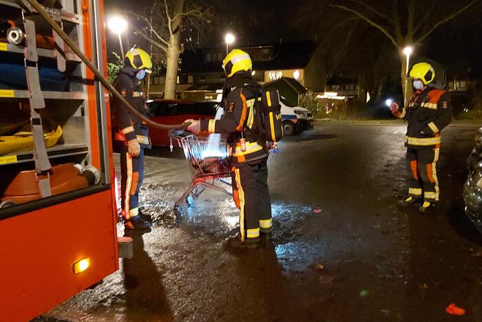 Brandend afval in winkelkar geblust