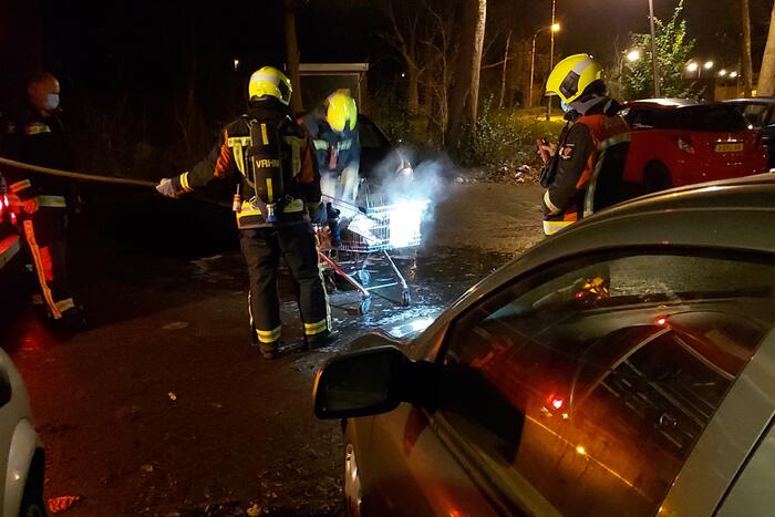 Brandend afval in winkelkar geblust