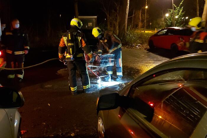 Brandend afval in winkelkar geblust