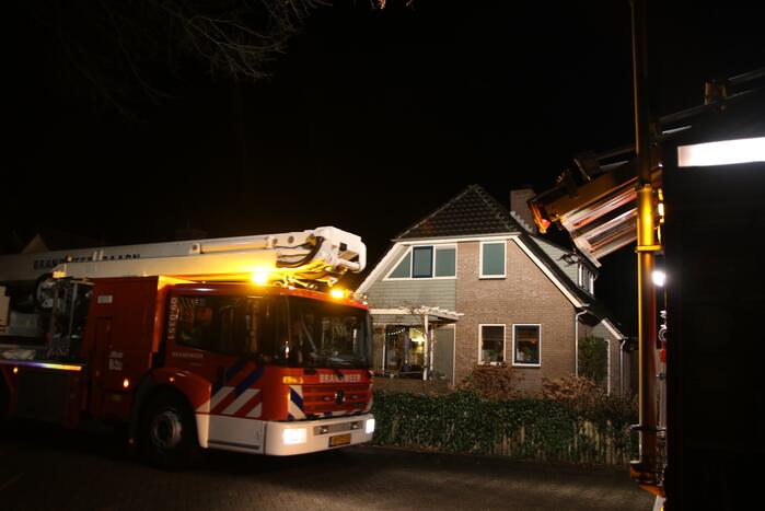 Brand in schoorsteen van woning