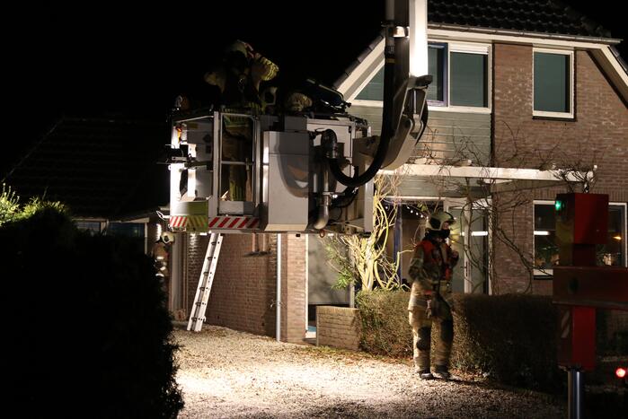 Brand in schoorsteen van woning