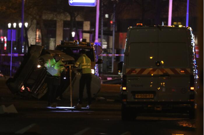 Auto knalt tegen gaskast en belandt op zijn kant