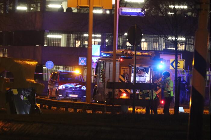 Auto knalt tegen gaskast en belandt op zijn kant
