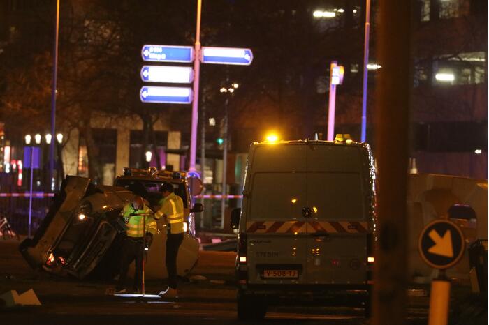 Auto knalt tegen gaskast en belandt op zijn kant