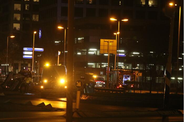 Auto knalt tegen gaskast en belandt op zijn kant