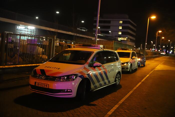 Auto knalt tegen gaskast en belandt op zijn kant