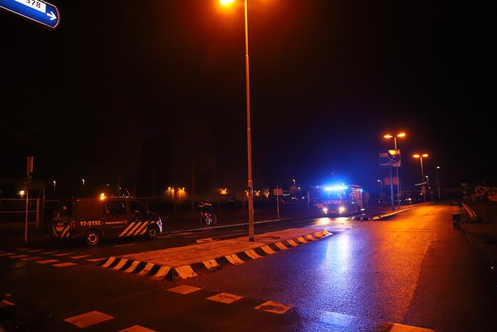 Auto knalt tegen gaskast en belandt op zijn kant