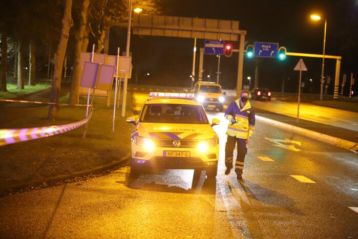Auto knalt tegen gaskast en belandt op zijn kant