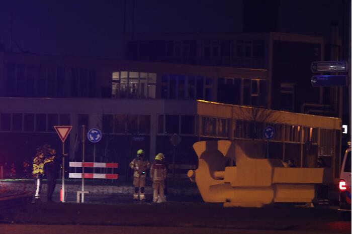 Auto knalt tegen gaskast en belandt op zijn kant