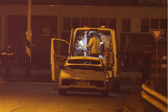 Auto knalt tegen gaskast en belandt op zijn kant