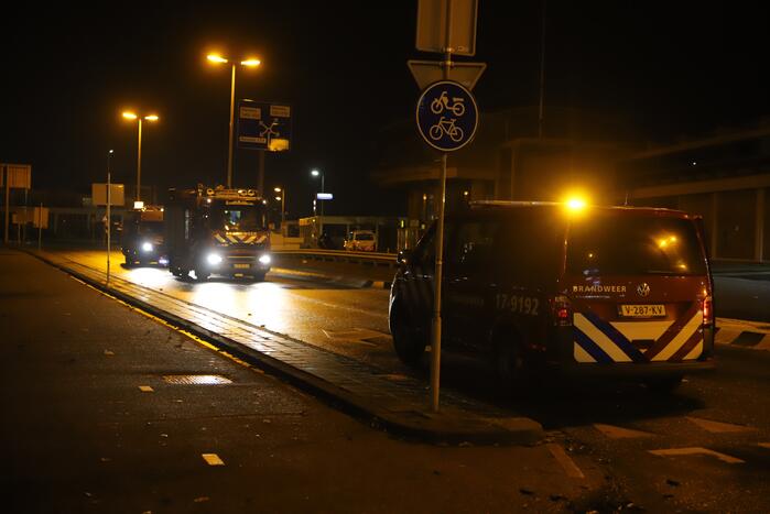 Auto knalt tegen gaskast en belandt op zijn kant