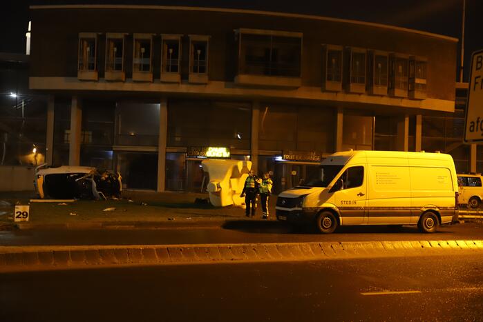 Auto knalt tegen gaskast en belandt op zijn kant