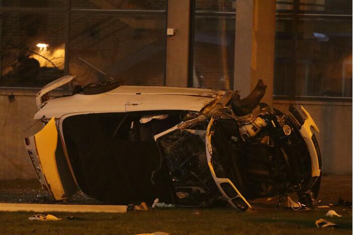 Auto knalt tegen gaskast en belandt op zijn kant