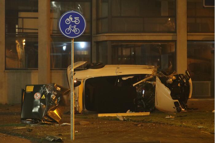 Auto knalt tegen gaskast en belandt op zijn kant