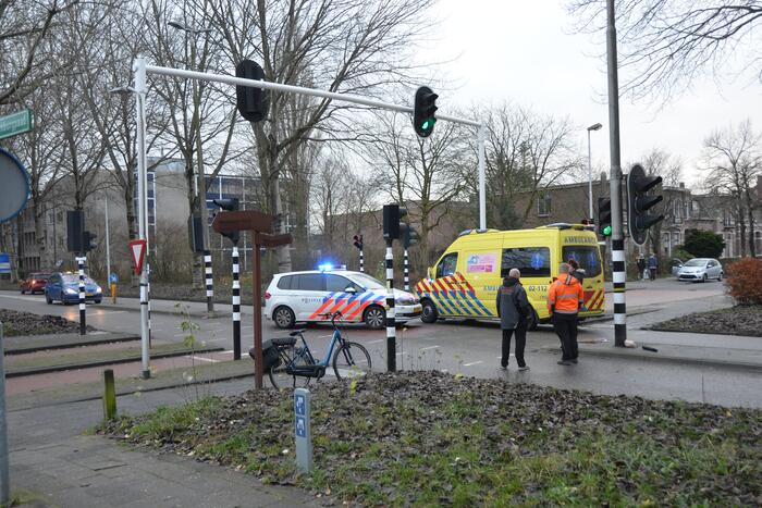 Overstekende fietser aangereden door auto