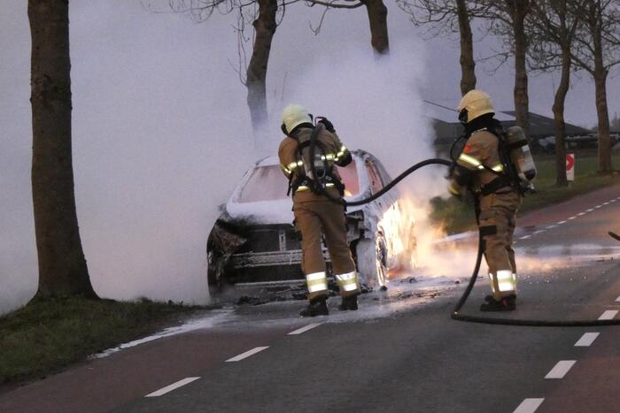 Auto vliegt onder het rijden in brand