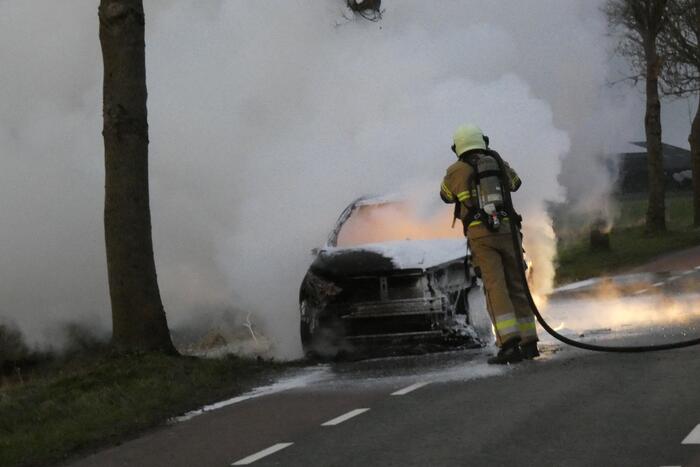 Auto vliegt onder het rijden in brand